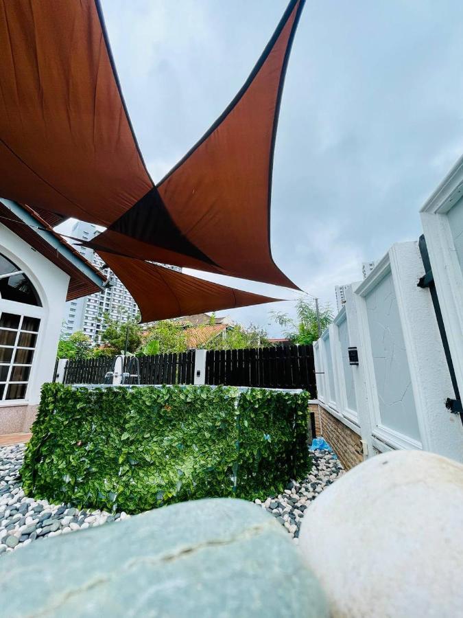 Trendy Family Getaway by Stayco: Beachside Oasis with Mini-Pool & Entertainment Batu Ferringhi Exterior photo