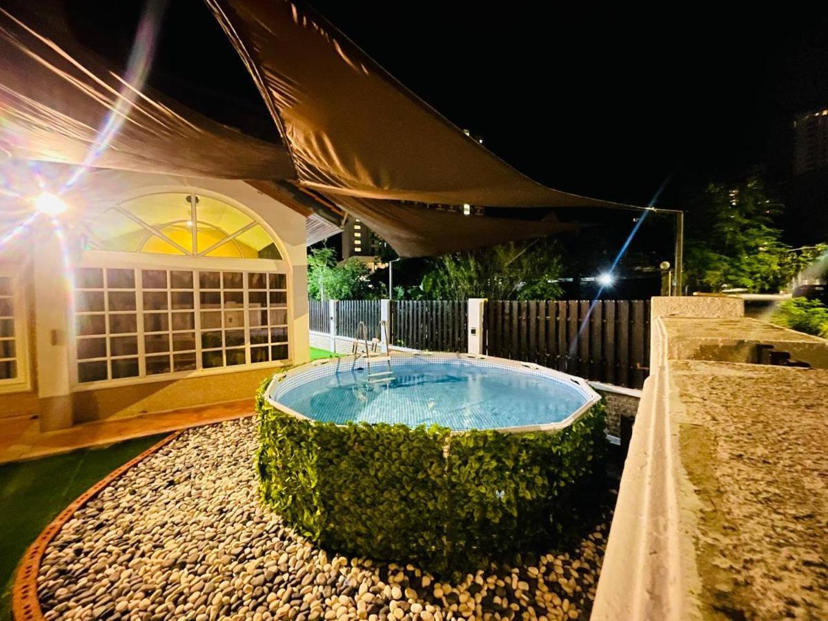 Trendy Family Getaway by Stayco: Beachside Oasis with Mini-Pool & Entertainment Batu Ferringhi Exterior photo